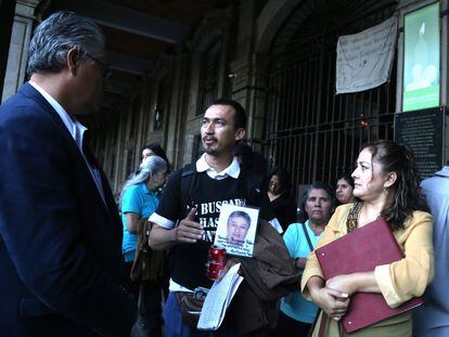 Mario Vergara (al centro) en el portal del Palacio de Gobierno de Morelos, en noviembre de 2015.
