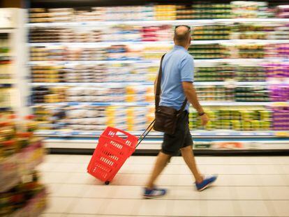 Un cliente en un supermercado de Santiago de Compostela.
