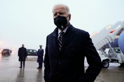 Joe Biden se dirige a la prensa este viernes desde la base aérea Andrews, en Maryland.