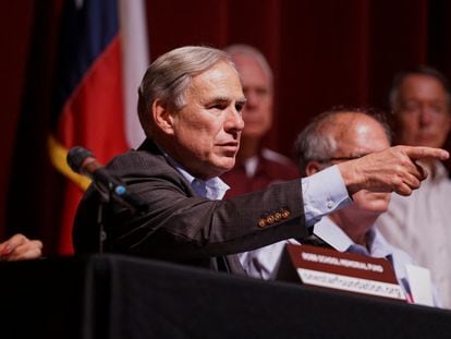 El gobernador de Texas, Greg Abbott, durante una conferencia de prensa en la escuela de la matanza en Uvalde, este viernes.