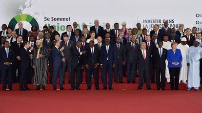 Momentos previos a la foto de familia de la cumbre entre la Uni&oacute;n Europea y Africana en Costa de Marfil.