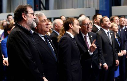 Los jefes de Gobierno de España y Francia y los presidentes del Parlamento y Comisión de la UE, este viernes, en la cumbre social europea de Gotemburgo (Suecia).
