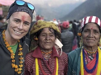 Edurne Pasaban, con dos mujeres nepalíes durante su viaje.