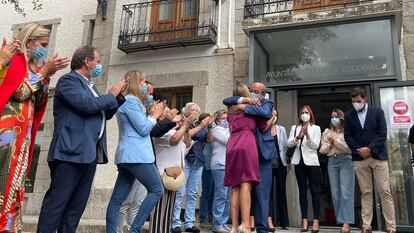 El exalcalde de El Escorial, Antonio Vicente, se abraza a la secretaria general de los populares madrileños, Ana Camins, tras perder la moción de censura, este jueves en la puerta del Ayuntamiento.