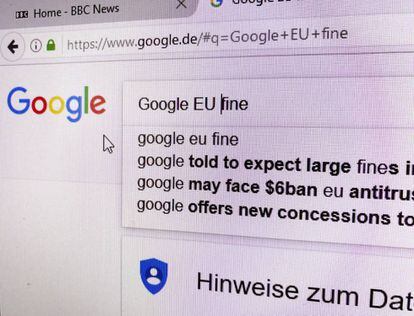 Un usuario busca en internet "Google Unión Europea multa" mediante el motor de búsqueda de Google, en Fráncfort (Alemania).