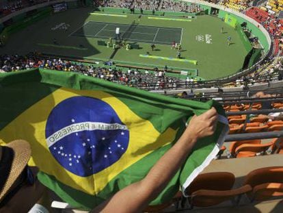 Aficionado con la bandera de Brasil en un partido de tenis de los Juegos Ol&iacute;mpicos.