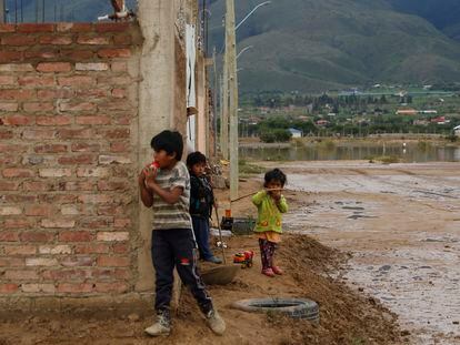 Un grupo de niños juega en una zona inundada en Cochabamba (Bolivia).