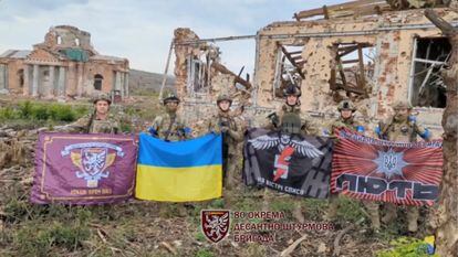 Soldados ucranios, en la localidad liberada de Klishchiivka, muy cerca de Bajmut (este de Ucrania).
