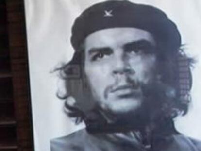 El fotógrafo cubano Alberto Korda junto a su famosa fotografía del Che" Guevara