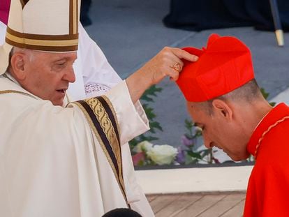 El recién elegido cardenal Víctor Manuel Fernández recibe su birrete de manos del Papa Francisco en la Plaza de San Pedro del Vaticano, este sábado.