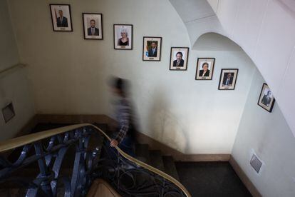Imagen de la escalinata del Ayuntamiento de Badalona. Desde la izquierda, en la pared, las fotos de los alcaldes Xavier García Albiol, Àlex Pastor y Dolors Sabater.