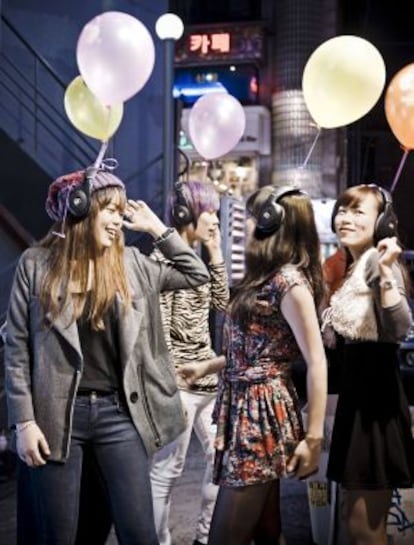 Jóvenes en una discoteca silenciosa (donde la música se escucha con auriculares) en el barrio de Hongdae, en Seúl.