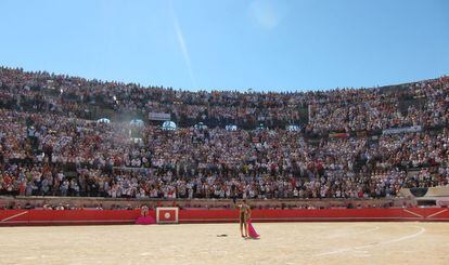 13.000 personas, todas las que caben, han abarrotado las gradas de la peculiar arena francesa desde antes del inicio. Al final, han despedido en pie a Tomás.