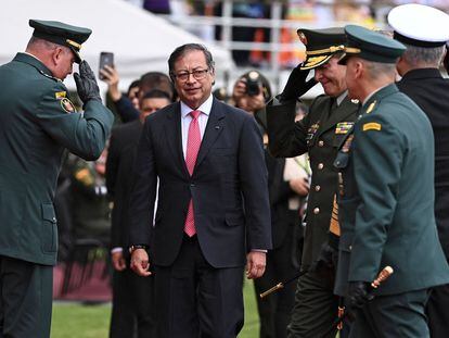 El presidente Gustavo Petro saludado por militares en una ceremonia de ascensos, el 20 de junio en Bogotá.