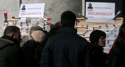 Un grupo de personas espera para comprar su d&eacute;cimo en Madrid.