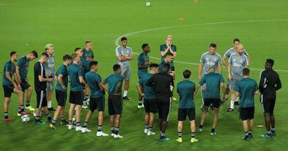 Ten Hag reunido con sus jugadores en Mestalla, este martes.