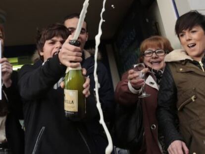 Celebraci&oacute;n del Gordo en una administraci&oacute;n de loter&iacute;a.