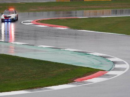 El coche de seguridad de MotoGP inspecciona la pista antes del inicio programado de la carrera.