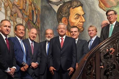 Al centro, Andrés Manuel López Obrador, presidente de México, durante su reunión con empresarios en el Instituto Cultural Mexicano, en Washington D.C., el 13 de julio de 2022.