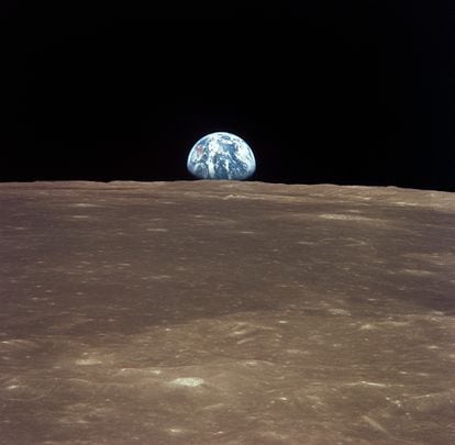 Imagen que muestra el ascenso de la Tierra en el horizonte, tomada por la tripulación del 'Apolo 11', en 1969.
