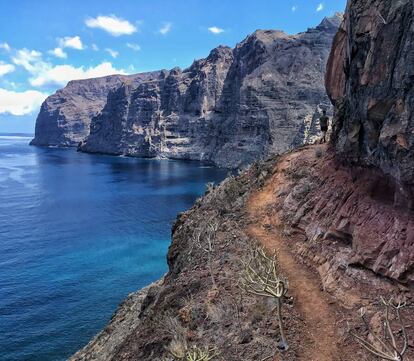 Un senderista en los acantilados de Los Gigantes.