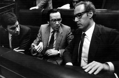 Desde la izquierda, Felipe González, Alfonso Guerra y Miguel Boyer, en los escaños del Gobierno el 2 de marzo de 1983, durante el debate de convalidación de la expropiación de Rumasa en el Congreso de los Diputados.