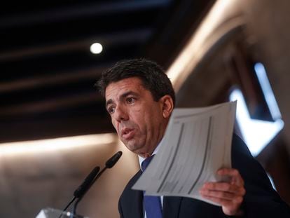 El presidente de la Generalitat, Carlos Mazón, durante la conferencia de prensa en la que ha anunciado una auditoria a todo el sector público de la Generalitat por la herencia recibida de la Generalitat de izquierdas.