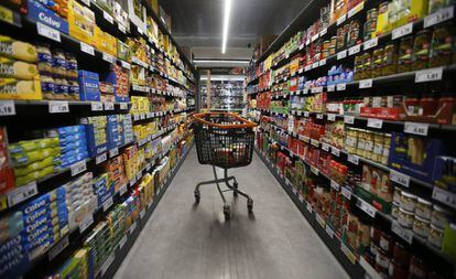 Productos alimenticios en un supermercado.