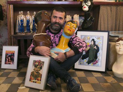 Andr&eacute;s J. Bl&aacute;zquez, con algunas de sus creaciones en el centro de arte y ocio Santa y Se&ntilde;ora de La latina.