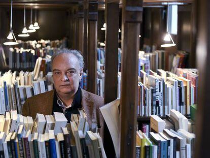 Enrique Vila-Matas, en la biblioteca de la Fundaci&oacute;n T&agrave;pies de Barcelona