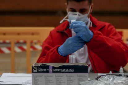 Un sanitario trabaja en el dispositivo de test de antígenos para detección del coronavirus en el polideportivo El Torreón, en la zona básica de salud de San Juan de la Cruz, en Pozuelo de Alarcón, Madrid.