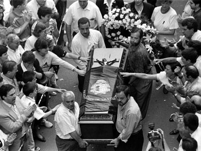 Vecinos de Ermua acompañan el féretro de Miguel Ángel Blanco, asesinado por ETA el 13 de julio de 1997.