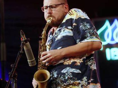 El saxofonista Ernesto Aurignac, del trío MAP, durante su concierto en Vitoria.