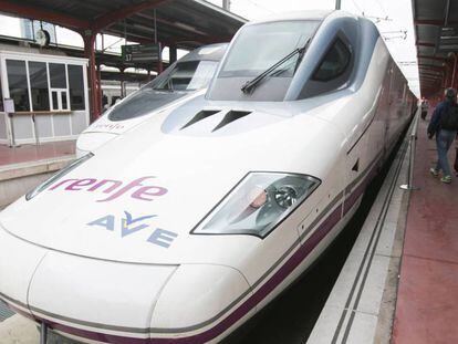 Tren AVE estacionado en la estacion de Chamartin, en Madrid.