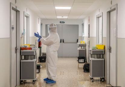Un sanitario en el hospital de Arnau de Vilanova de Valencia, donde se detectó el primer fallecido oficial por covid-19 hace un año.