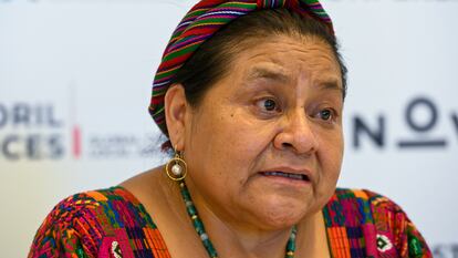 Rigoberta Menchú Tum, ganadora del Premio Nobel de la Paz en 1992, habla con periodistas durante una conferencia en Carcavelos (Portugal), en 2019.