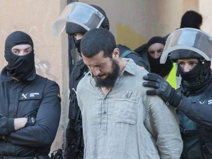 La Guardia Civil conduce a uno de los islamistas detenidos el viernes en Melilla.