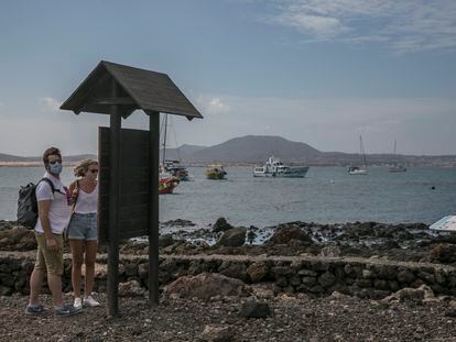 Varios turistas visitan la isla de Lobos en Fuerteventura (Canarias), a principios de noviembre.
