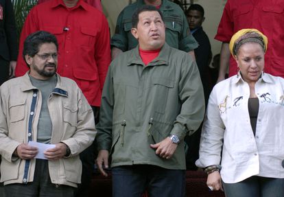 El presidente de Venezuela, Hugo Chávez (centro), habla con el representante de las Fuerzas Armadas Revolucionarias de Colombia, FARC, Iván Márquez, derecha, y la senadora colombiana Piedad Córdoba, en Caracas, Venezuela, el 08 de noviembre de 2007.