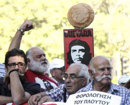 Numerosos ciudadanos chipriotas protestan contra el programa de recortes y las medidas de austeridad, en una manifestación convocada principalmente por grupos izquierdistas, frente al Parlamento chipriota en Nicosia (Chipre).