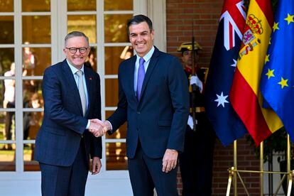 El primer ministro australiano, Anthony Albanese (izquierda), es recibido por Pedro Sánchez, durante una reunión bilateral previa a la cumbre de la OTAN en Madrid, este martes.