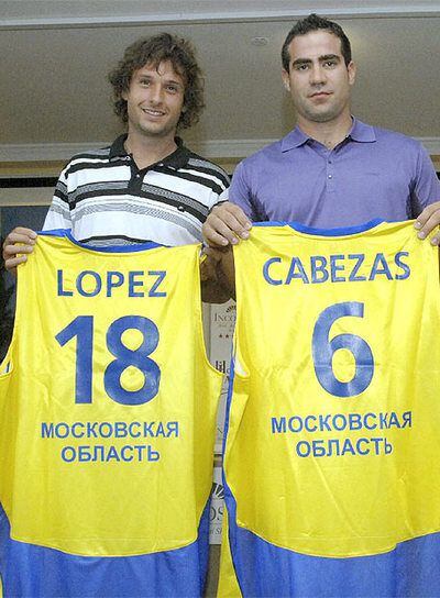 Los dos jugadores posan con la camiseta del Khimki ruso, su nuevo equipo