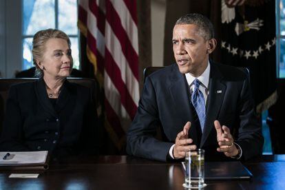 Hillary Clinton y Barack Obama en un consejo de ministros. 