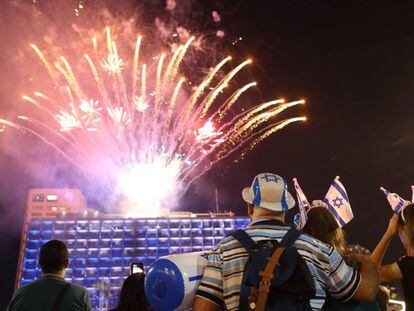 Fuegos artificiales en la celebración del Día de la Independencia en Tel Aviv. En vídeo, cómo nació el Estado de Israel.