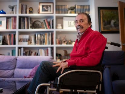 Juan De Dios Román, en su casa de Madrid, a principios de enero junto al Premio Nacional del Deporte que recibió.