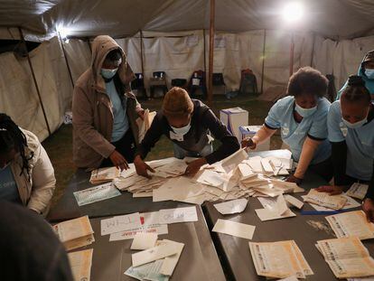 Recuento de votos de las elecciones locales, en una granja en Alewynspoort, a las afueras de Johanesburgo, el pasado lunes.