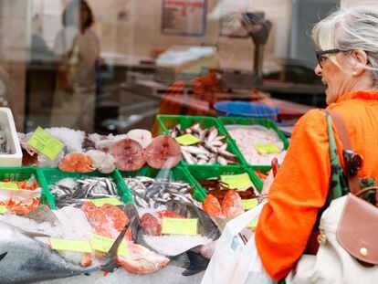 Una pescadería de Bilbao muestra sus productos con los precios.