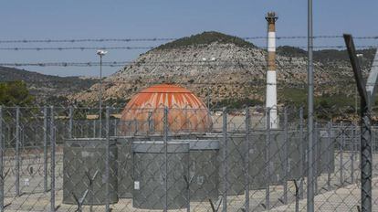Contenedores de combustible nuclear gastado almacenado junto a la central de Zorita.