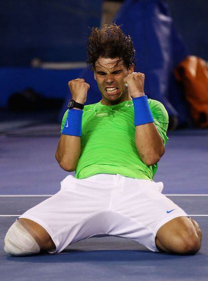 Rafael Nadal celebra su victoria sobre Roger Federer en Melbourne.