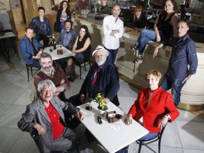 Intérpretes, directores y dramaturgos reunidos en el bar del teatro Español.